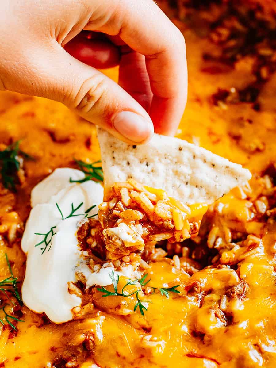 Une simple chip de tortilla trempée dans la poêle de boeuf à tacos.
