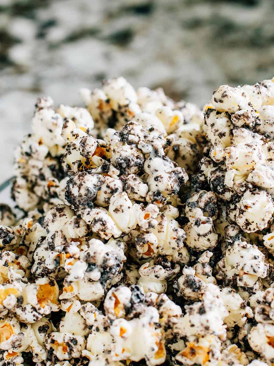 Gros plan sur du pop-corn enrobé de chocolat Oreo et vanille.