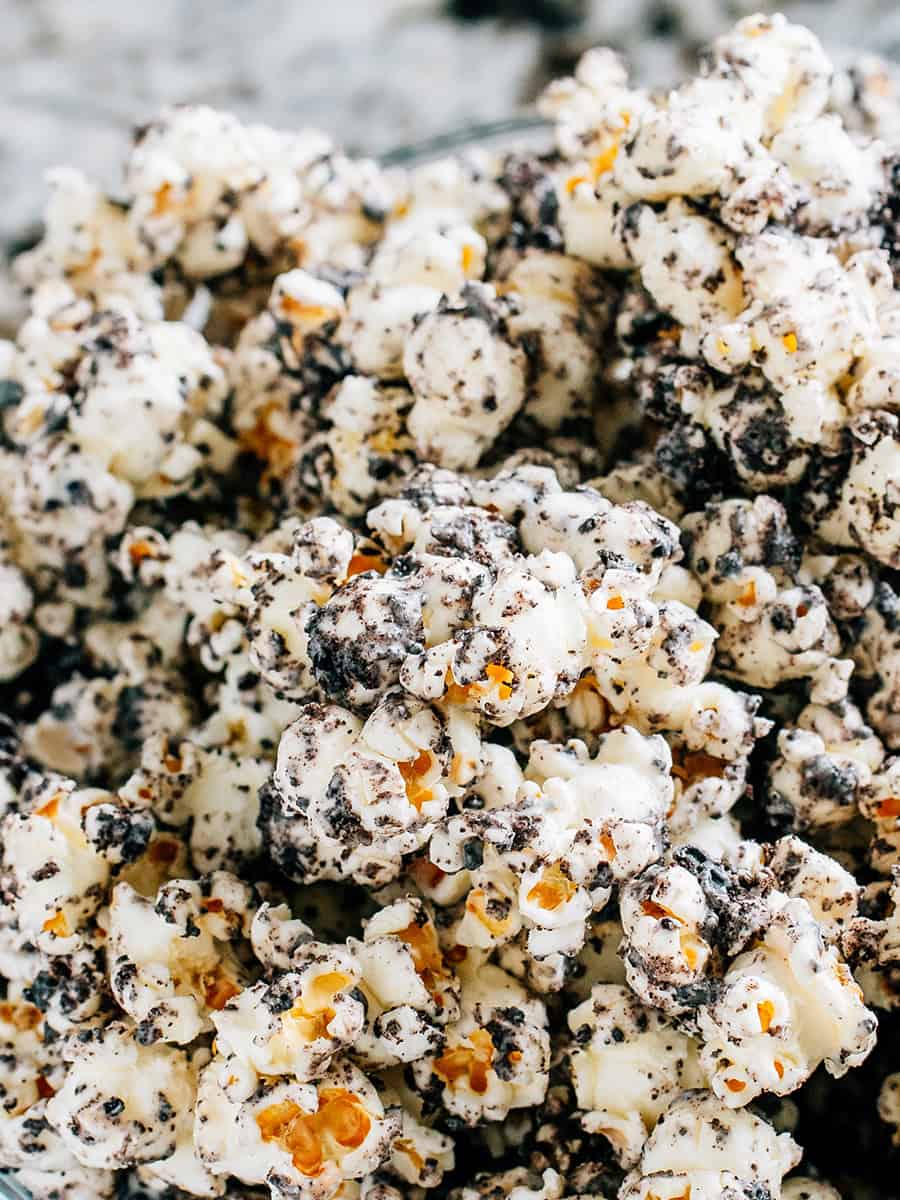 Pop-corn cookies et crème dans un bol.