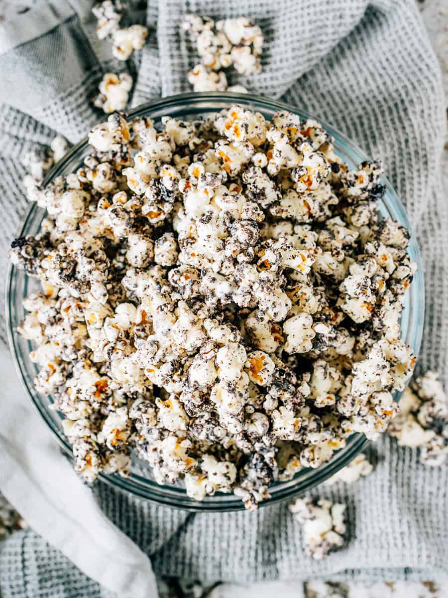 Un grand bol de pop-corn cookies et crème.