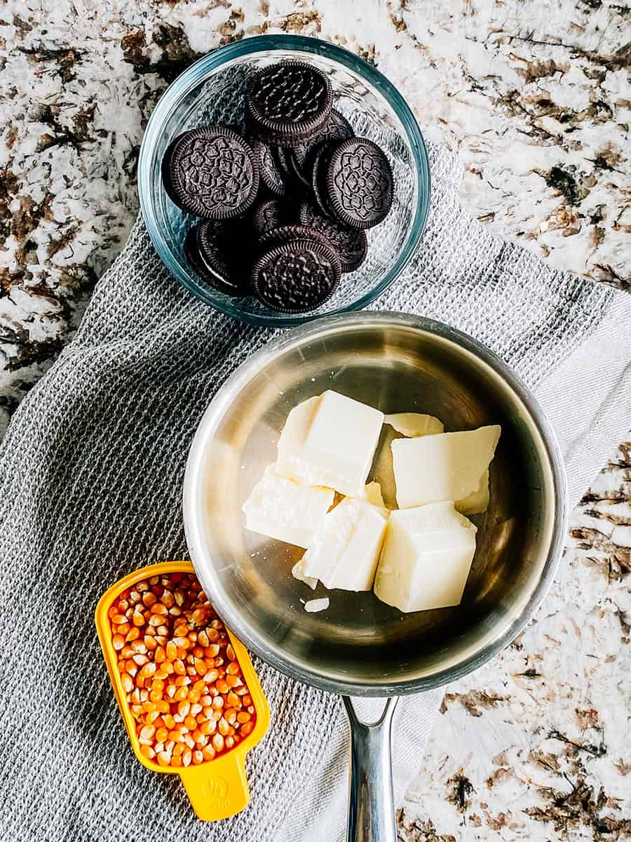 Ingrédients pour le pop-corn Cookies et Crème : Cookies Oreo, Chocolat d’Amande et grains de pop-corn ou pop-corn en sachet.