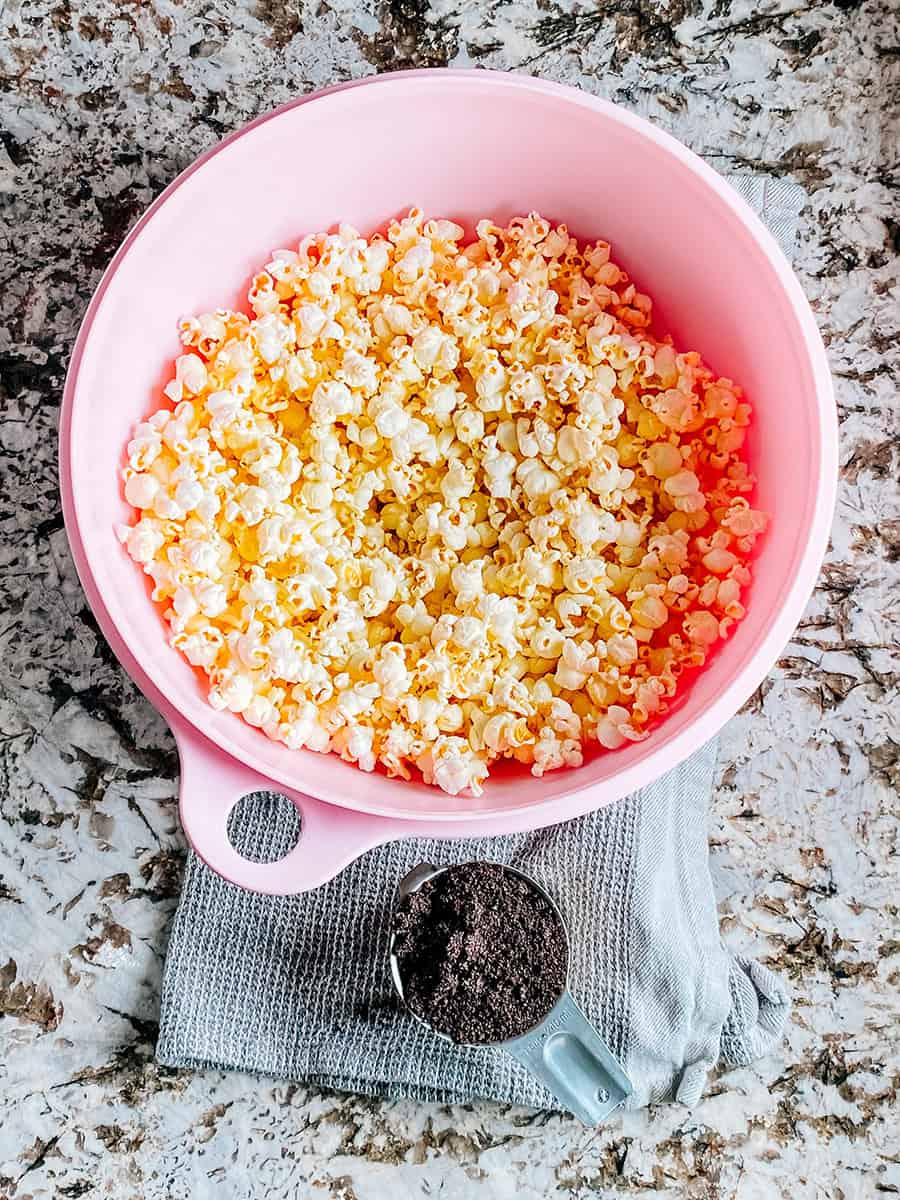 10-12 tasses de pop-corn frais éclaté et une tasse de cookies Oreo écrasés.