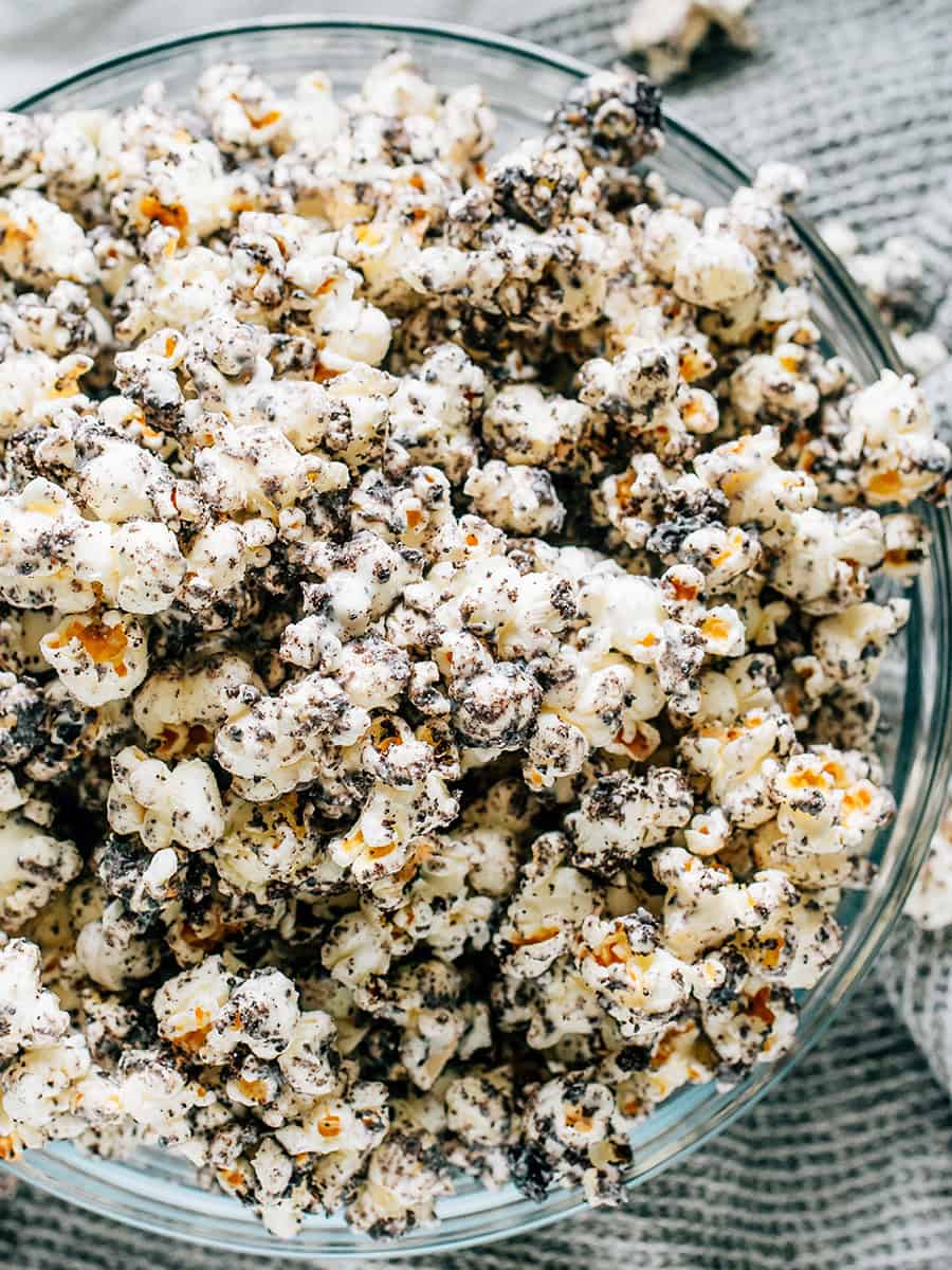 Gros plan sur du pop-corn enrobé d'Oreo.