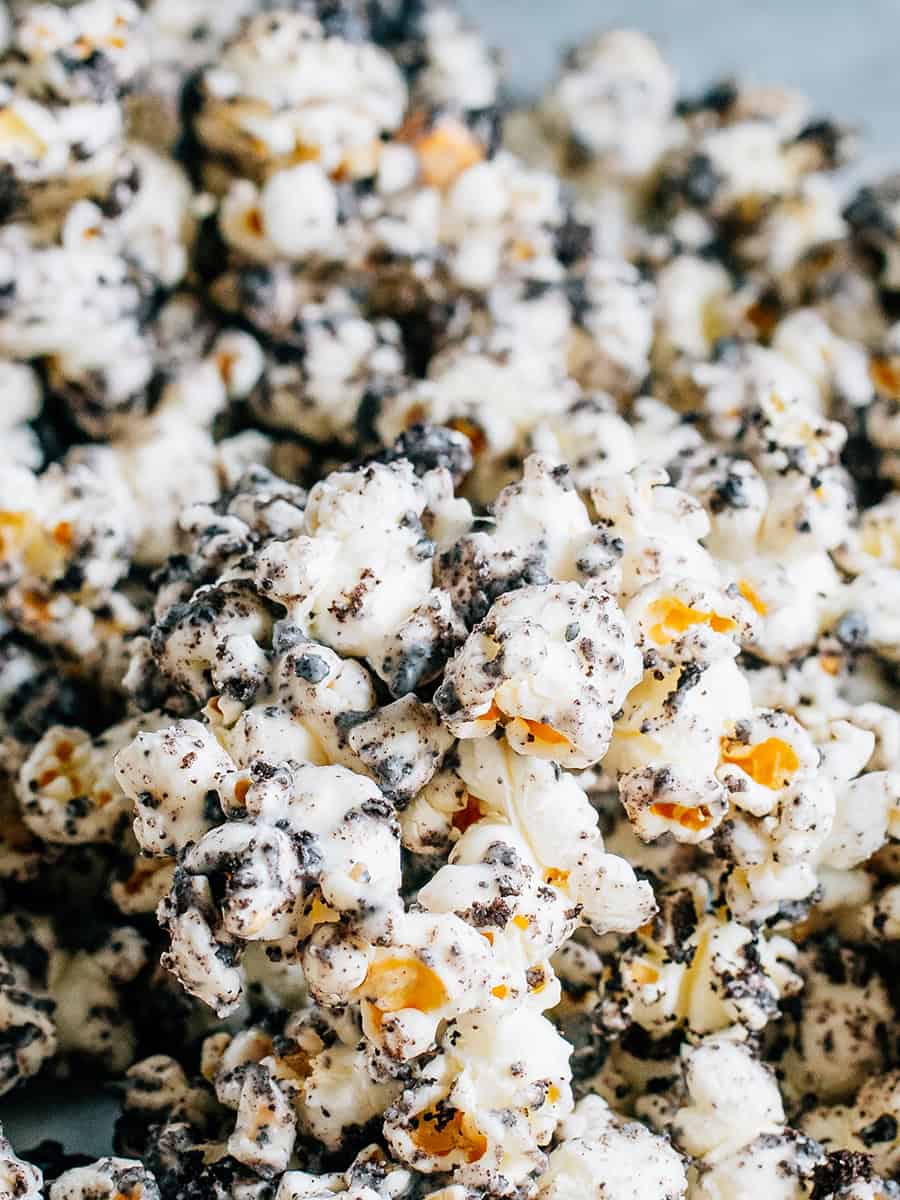 Pop-corn léger enrobé de chocolat vanille sucré et de cookies sandwich au chocolat.