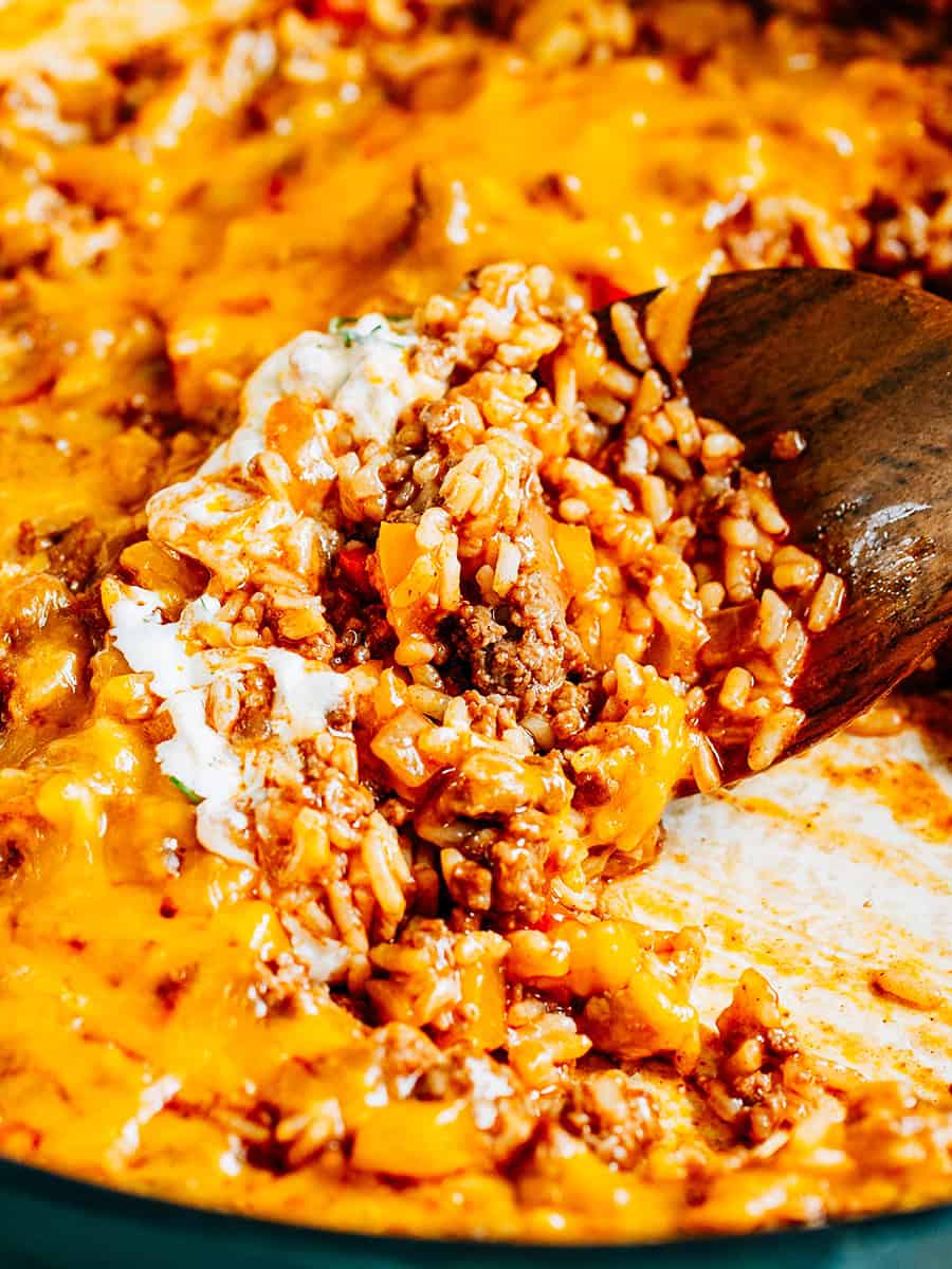 Une portion de viande à tacos délicieuse, du fromage et du riz. Cette poêle de boeuf est parfaite pour des burritos, des bols et comme garniture de tacos !