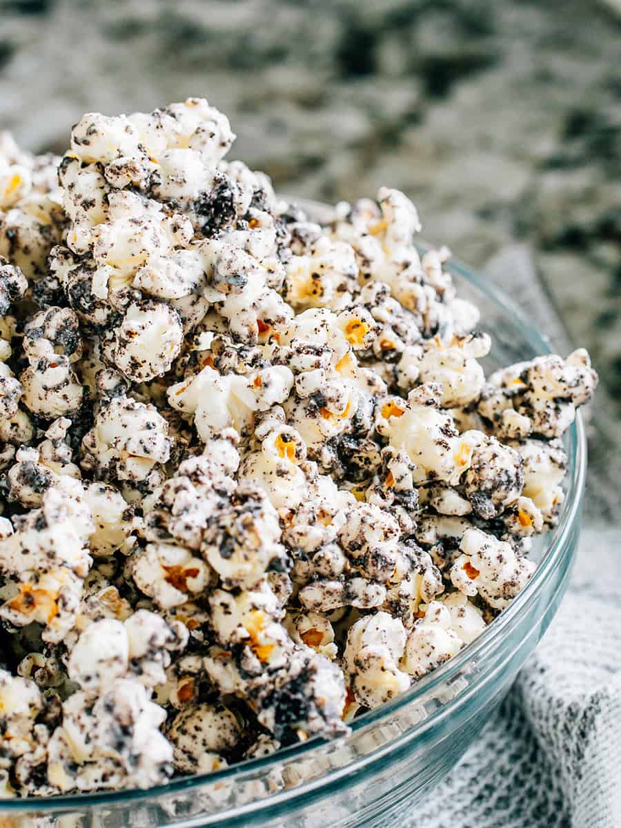 Délicieux pop-corn enrobé d'Oreo dans un bol.