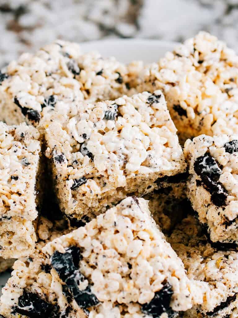 Une pile de friandises Oreo Rice Krispies. Parfaites pour les rassemblements en famille, en tant que friandises de camping, et pour un simple plaisir !